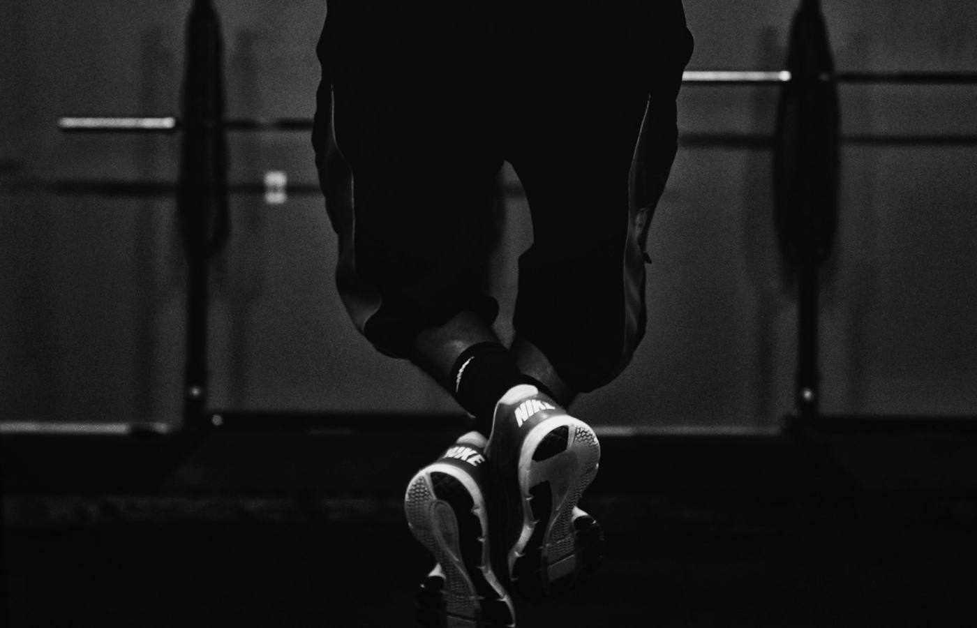 Žena cvičící ve fitness centru