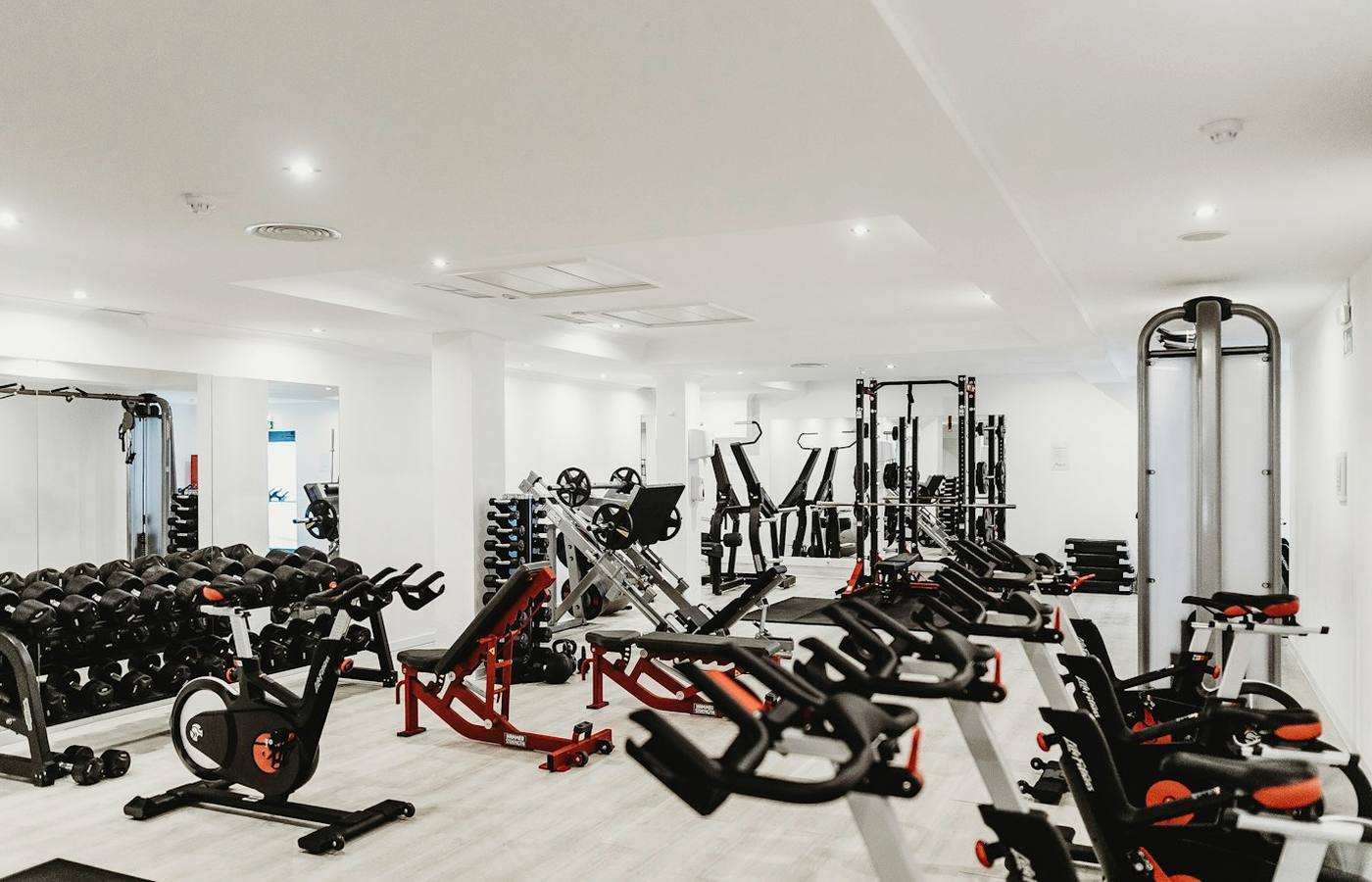 Interiér moderní posilovny s fitness vybavením